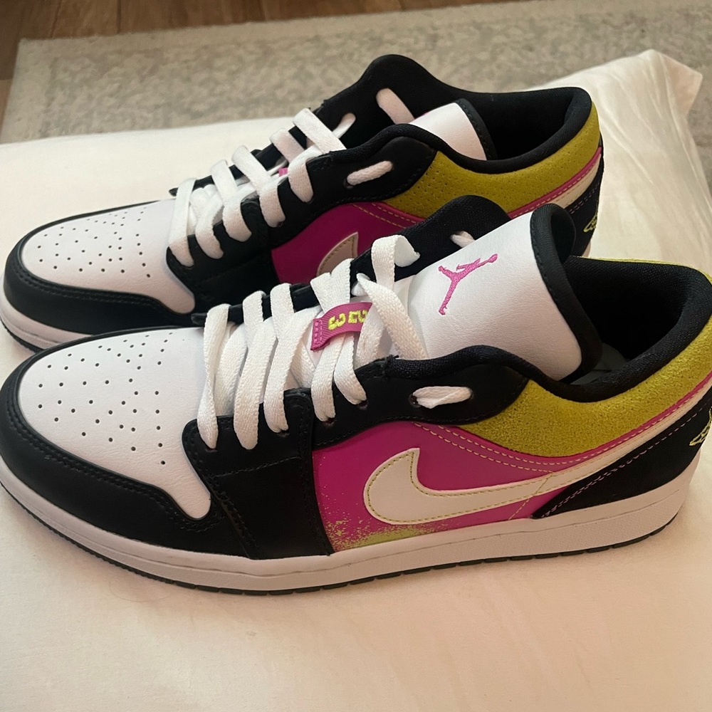 Jordan 1 Low Black Active Fuchsia Cyber Size 8.5